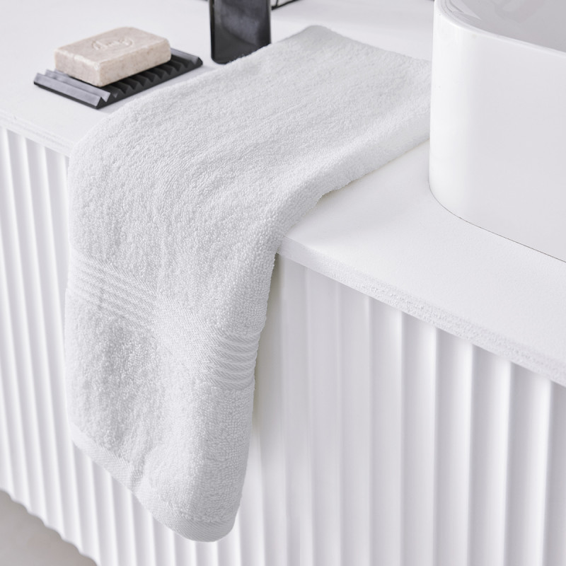 serviette-de-bain-coton-50x90-craie-essential.jpg